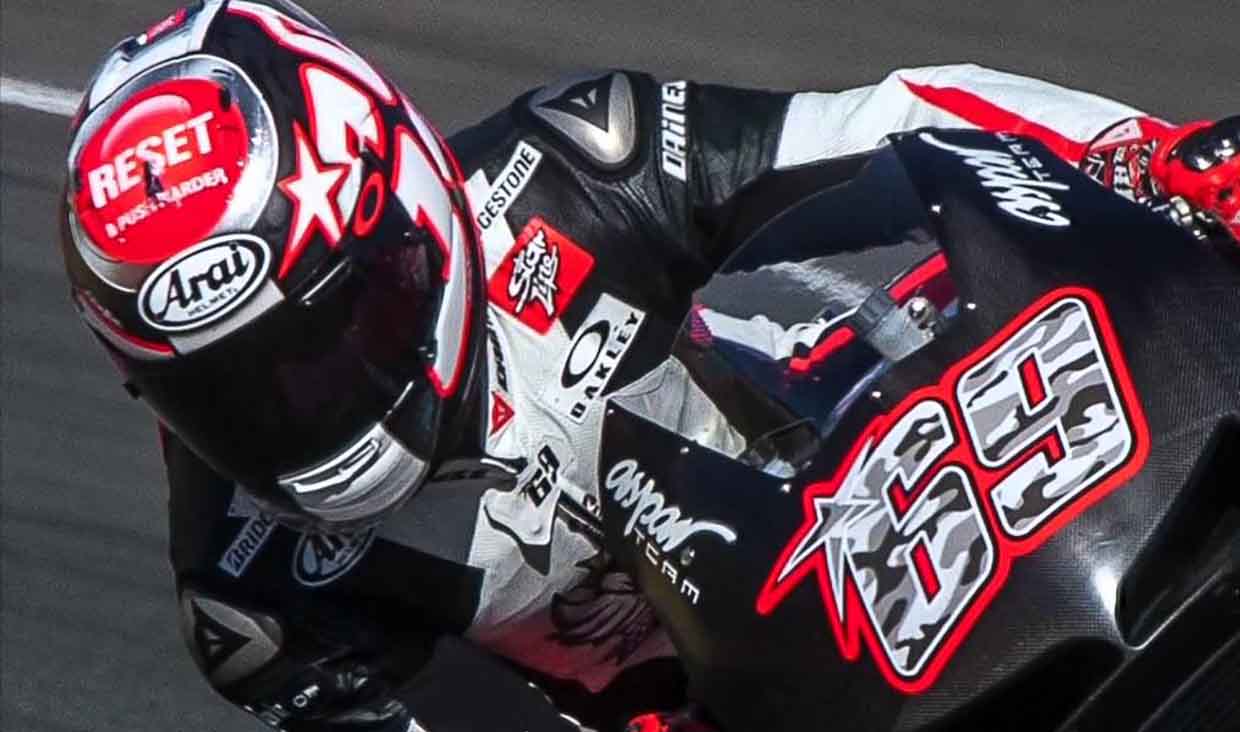 Nicky Reset, Helm Arai Hayden Yang Ikonik